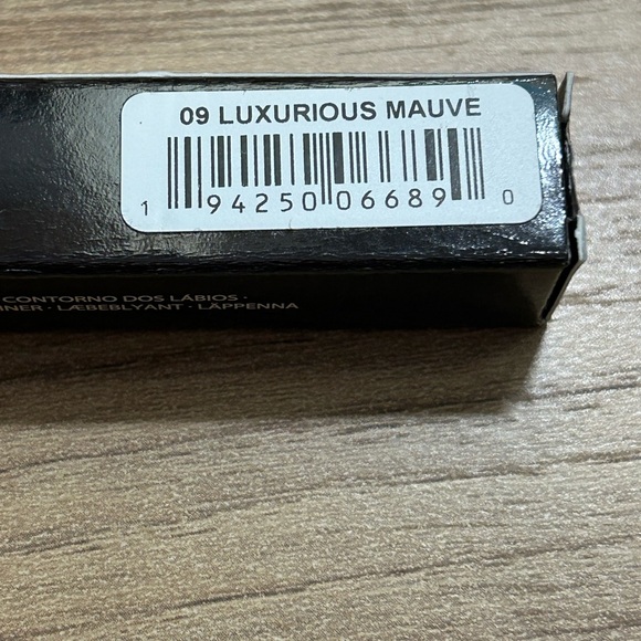 Laura Mercier Caviar Perfecting Lip Liner in Mauve NIB - Picture 2 of 3